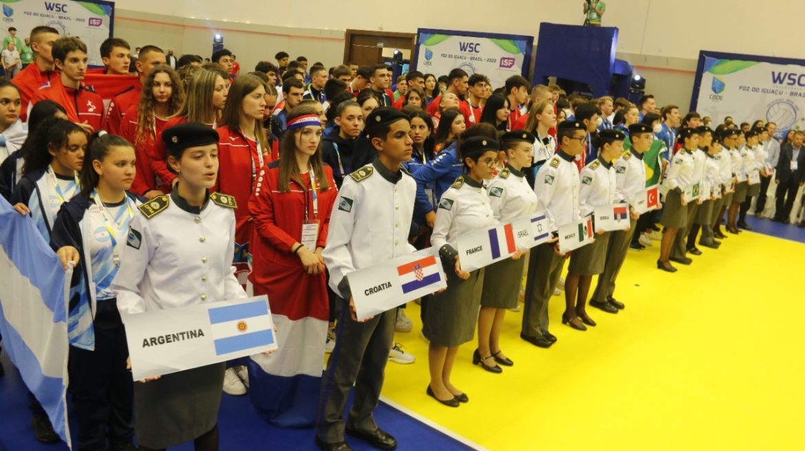 Alegria e confraternização marcam a abertura do Mundial Escolar em Foz