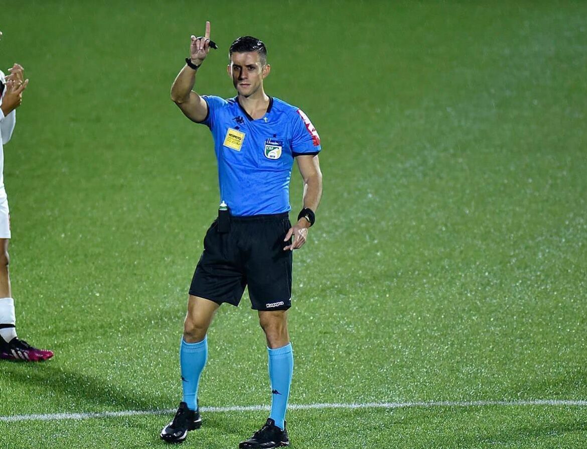 Elvio Legnani apita semifinal do Campeonato Paranaense 2023